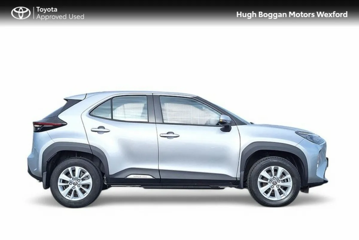 Toyota Yaris Cross LUNA HYBRID SUV - Image 3