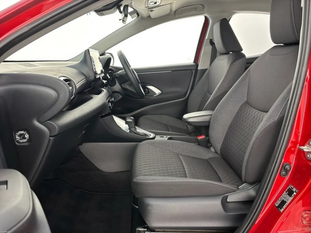 Toyota Yaris HYBRID LUNA - Image 6