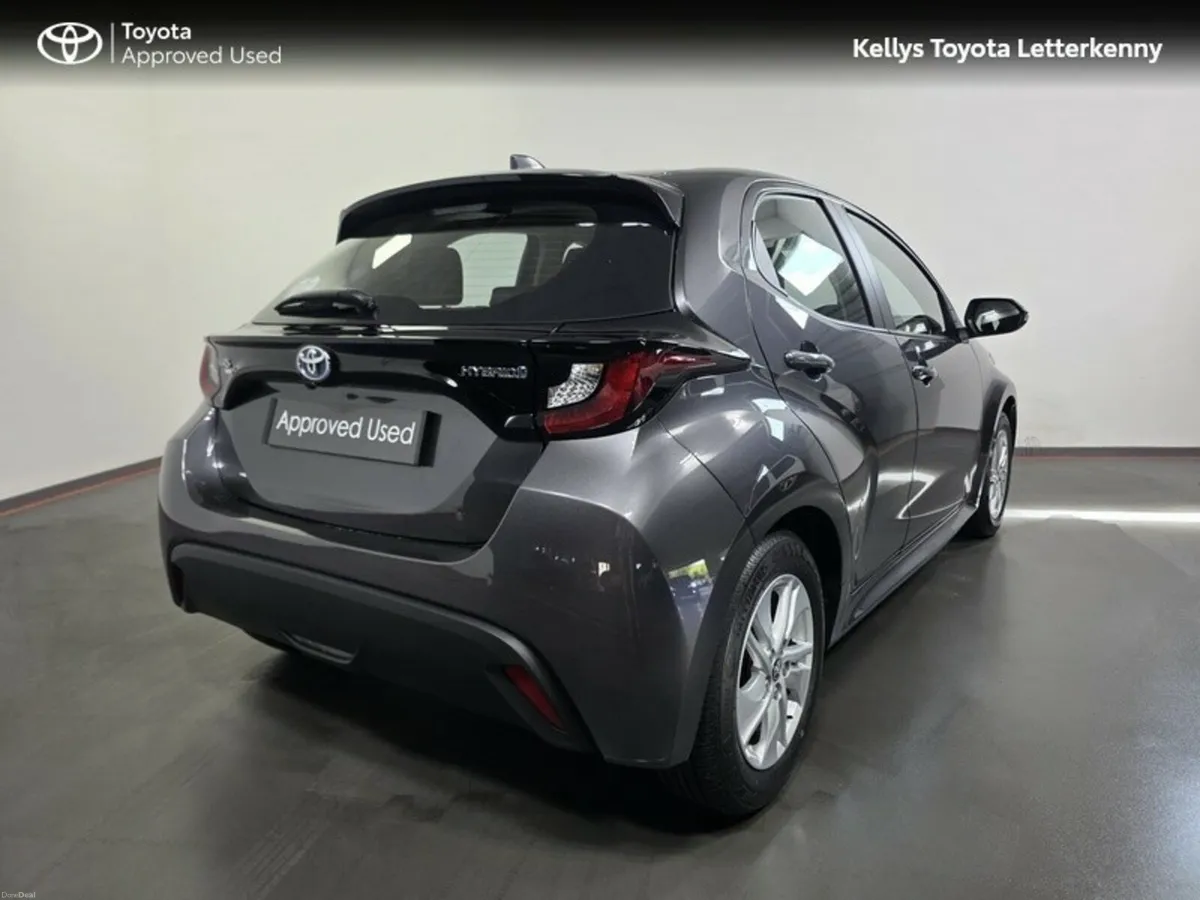 Toyota Yaris YARIS 1.5 HYBRID LUNA - Image 2