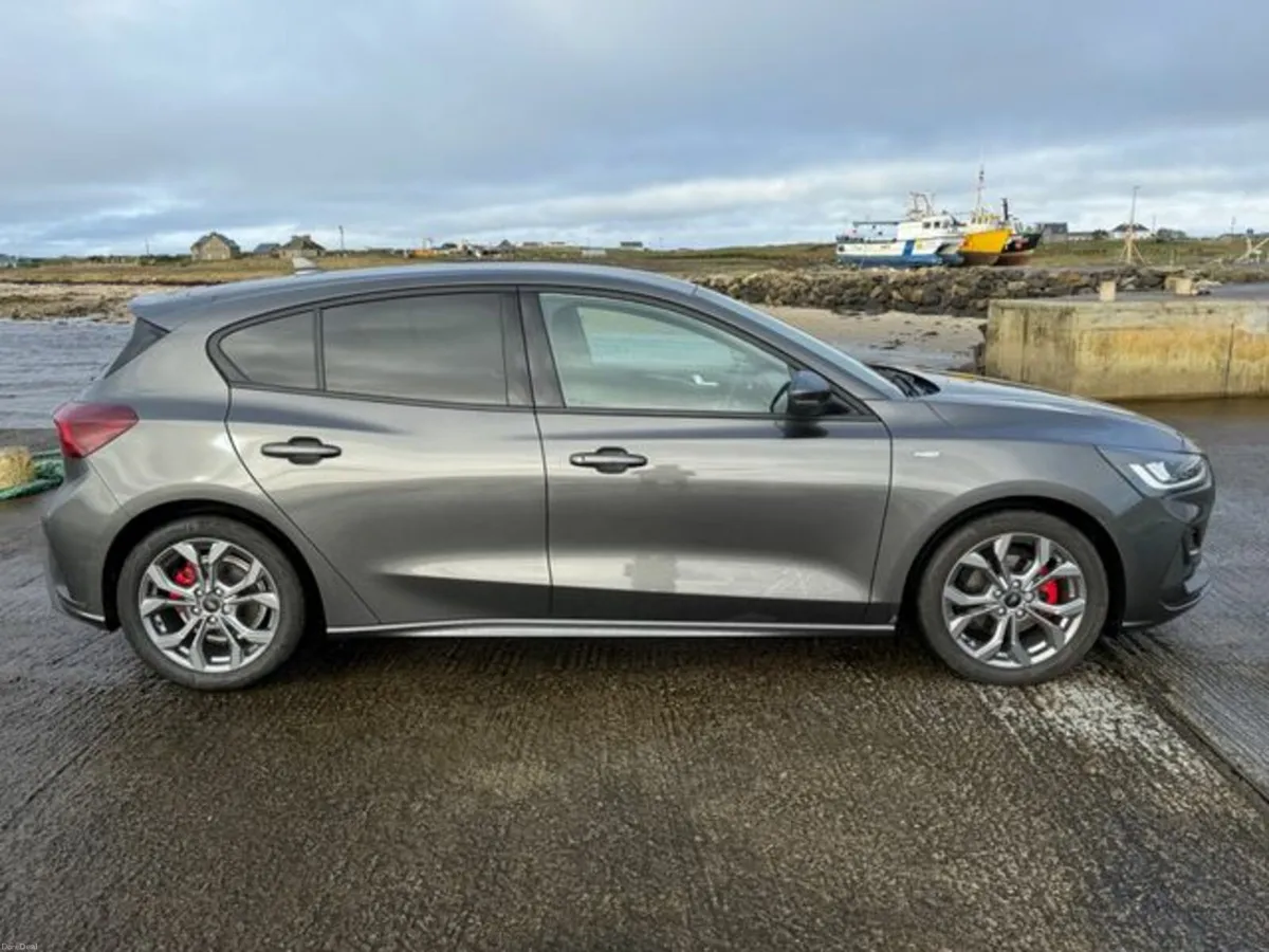 Ford Focus 1.0L ECO St-line 125PS MAN 4DR - Image 3