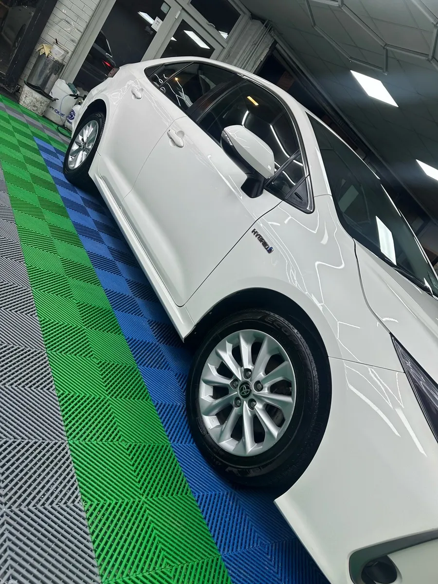 Toyota Corolla automatic hybrid 2022 - Image 2