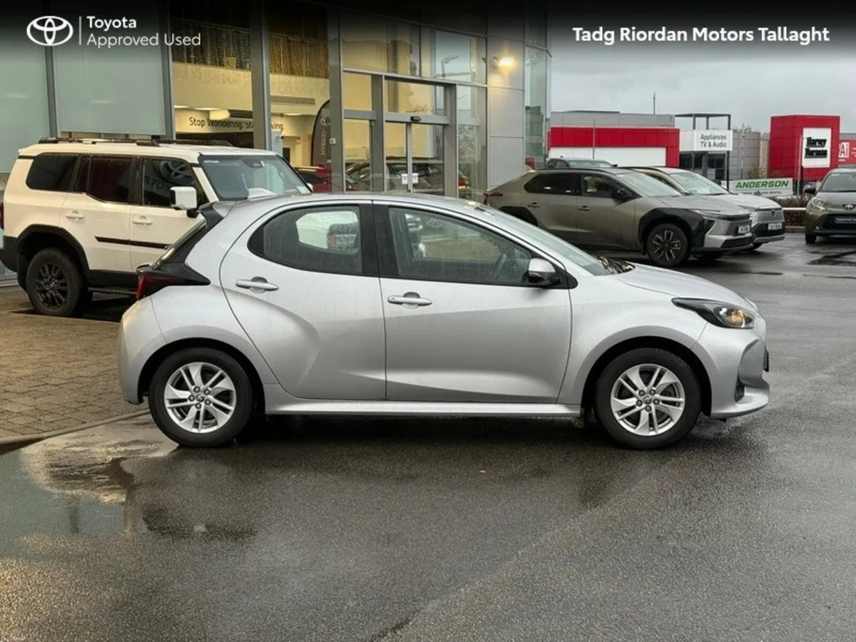 Toyota Yaris 1.5 HYBRID LUNA - Image 3
