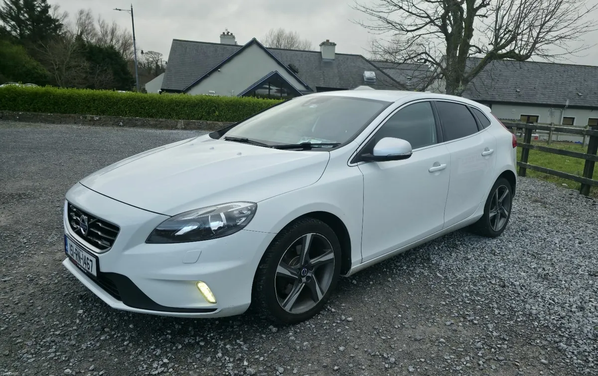Volvo V40 2015 - Image 1