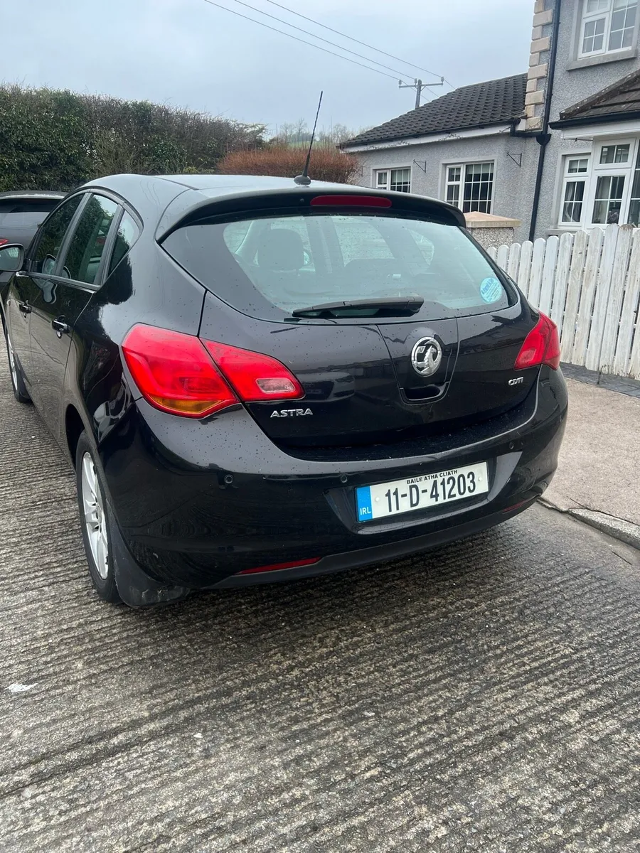 Black Vauxhaul Astra - Image 2
