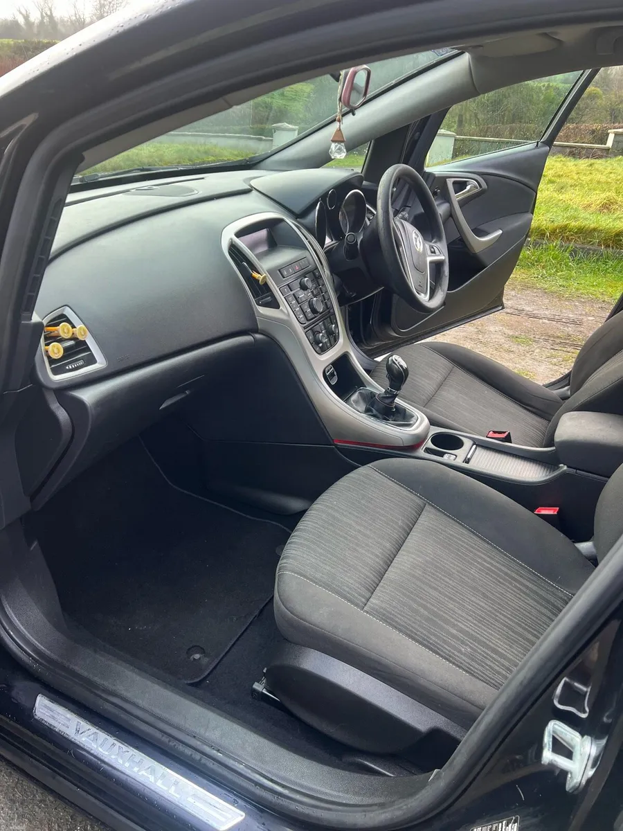 Black Vauxhaul Astra - Image 4