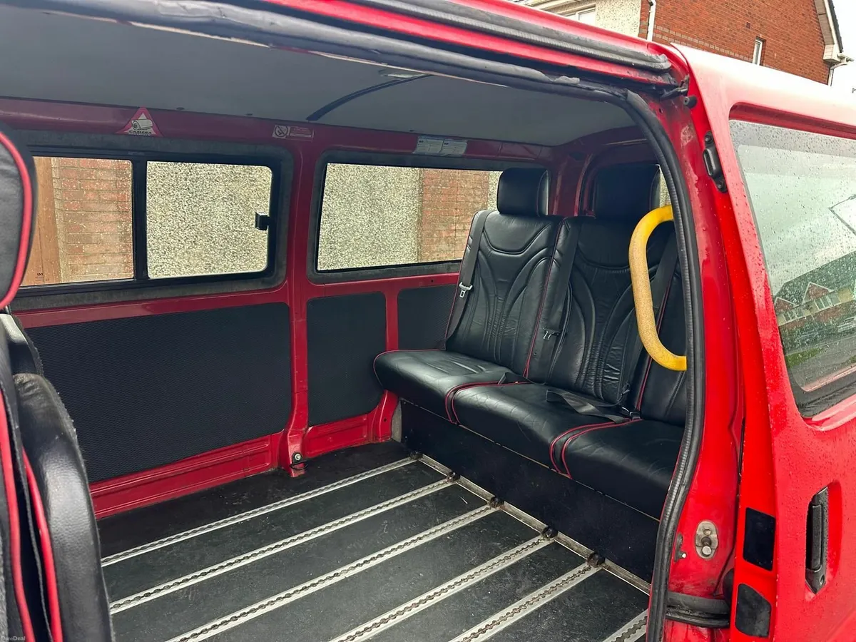 Toyota HiAce 2011 - Image 2