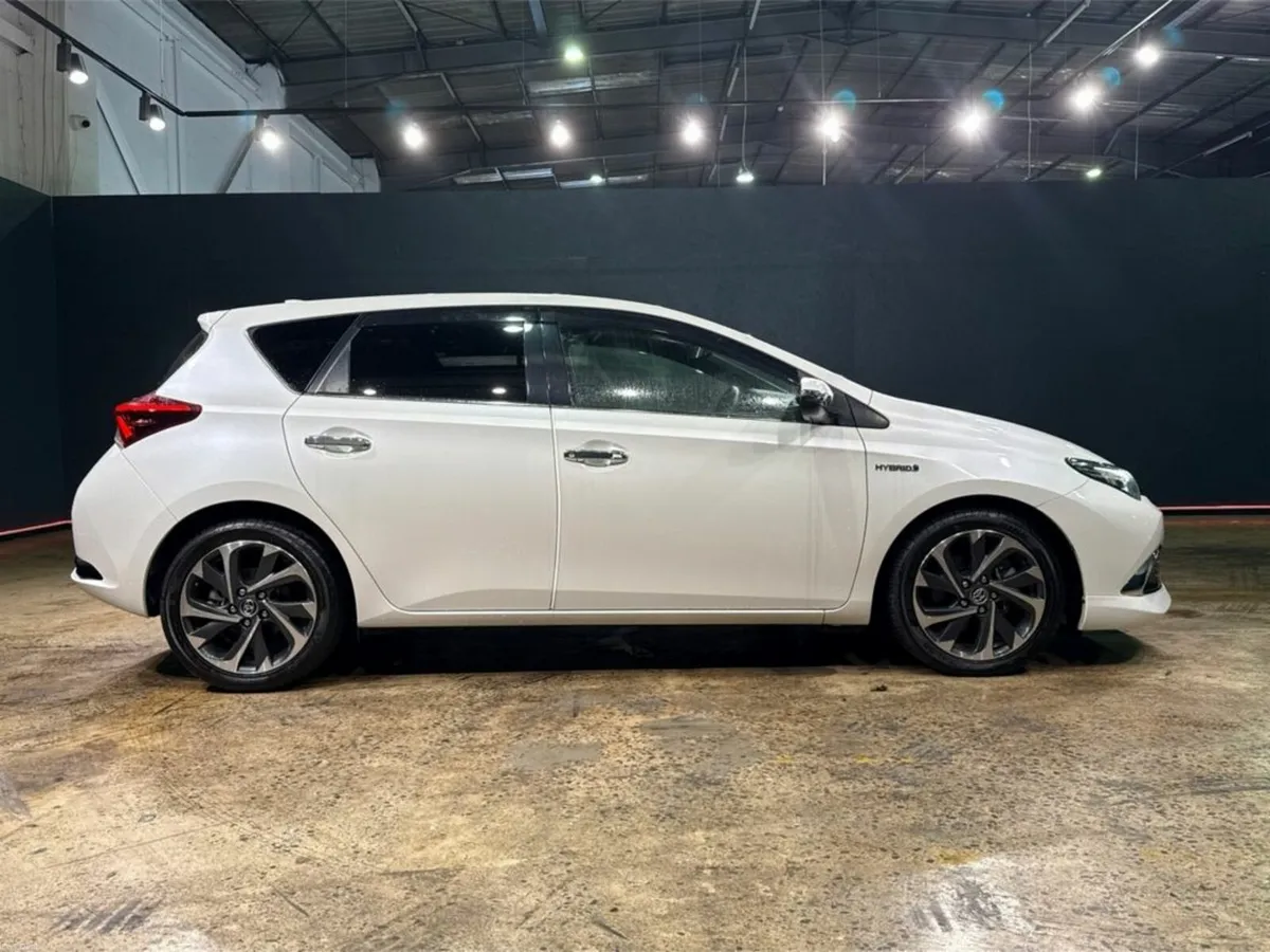 Toyota Auris HYBRID 1.8L AUTOMATIC - DIAMOND CUT A - Image 3