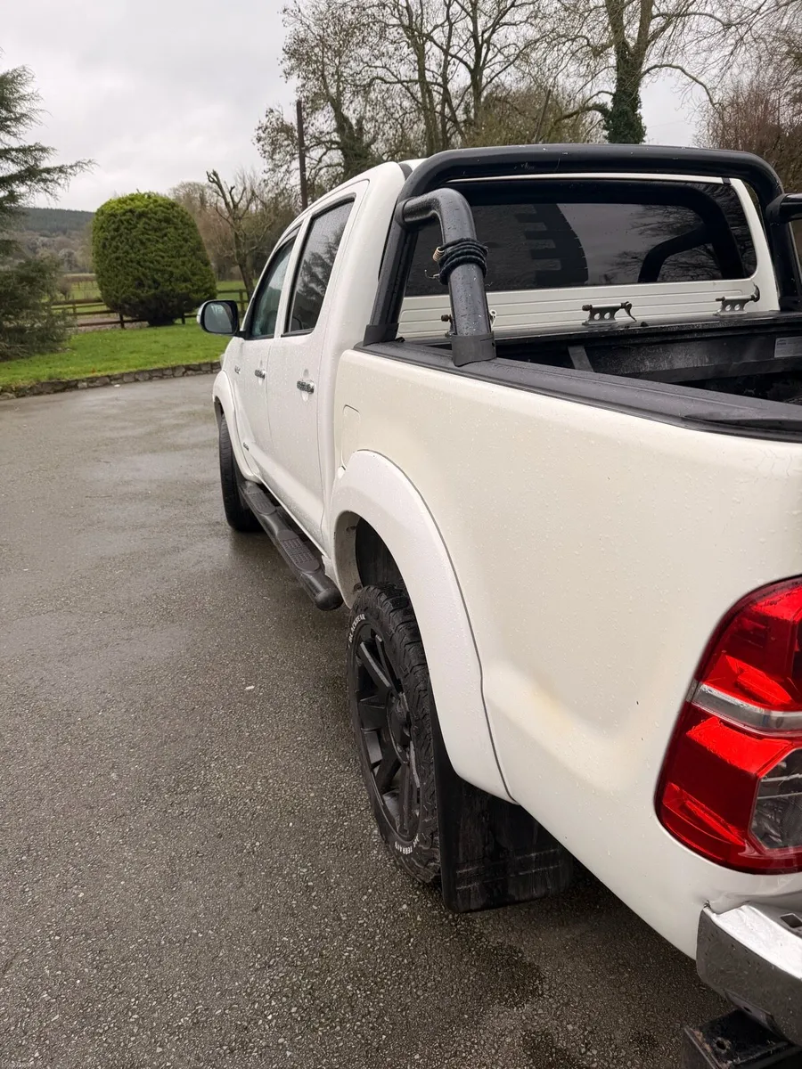 Toyota Hilux Invincible - Image 3