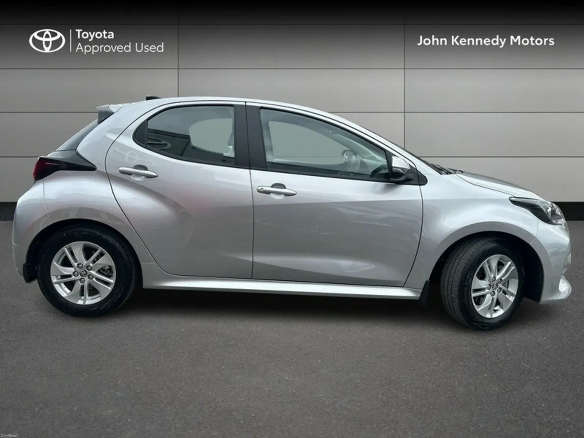 Toyota Yaris HYBRID LUNA - Image 3