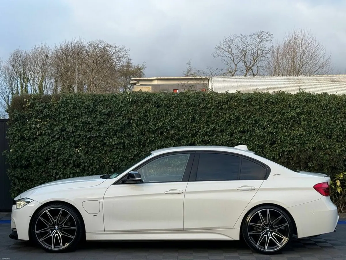 BMW 3-Series 330e M-SPORT COMPETITION 2.0 HYBRID / - Image 3