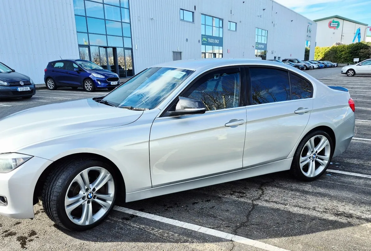 BMW 320i Luxury Auto - Image 2