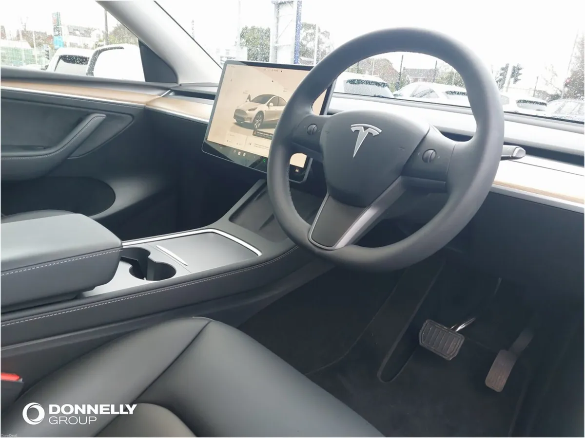 Tesla Model Y Hatchback - Image 4