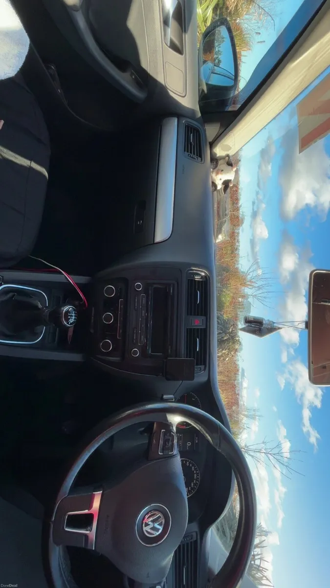 Volkswagen Jetta 2012 - Image 2