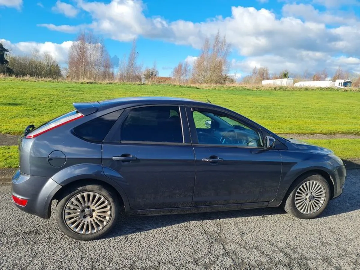 2010 Ford Focus Titanium - Image 2