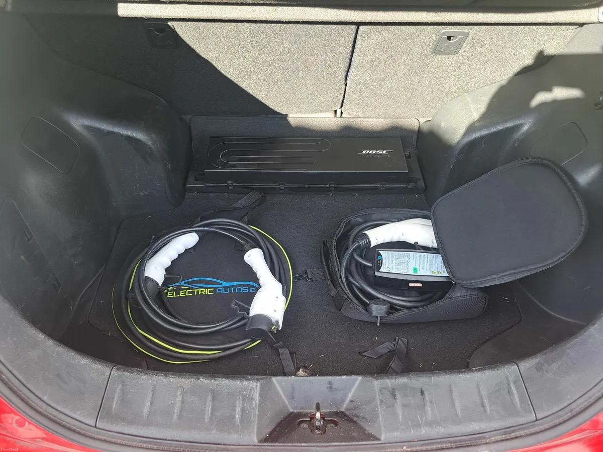 Nissan Leaf 2015 Tekna - 11 Bars SOH - Low Mileage - Image 4