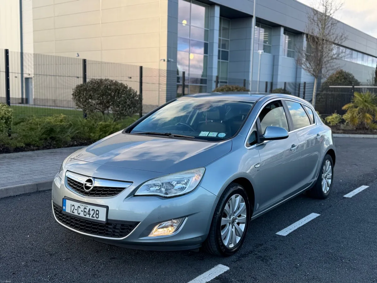 2012 opel astra 1.7diesel with nct 8/26 tax 4/26 - Image 1