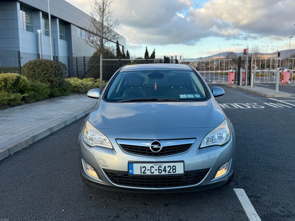 2012 opel astra 1.7diesel with nct 8/26 tax 4/26 - Image 3