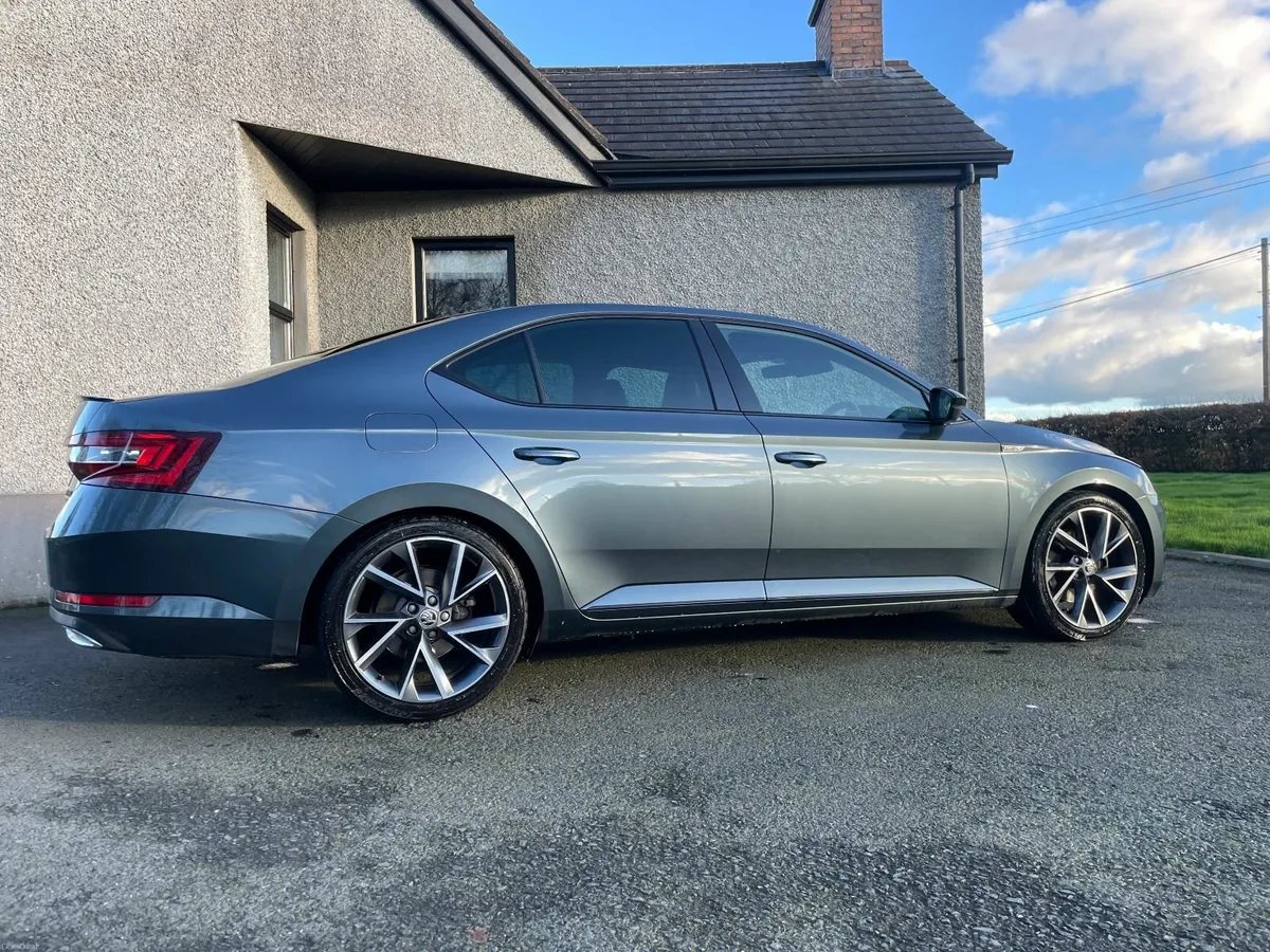 Skoda Superb 2.0 TDI SportLine Euro 6 (s/s) 5dr - Image 1