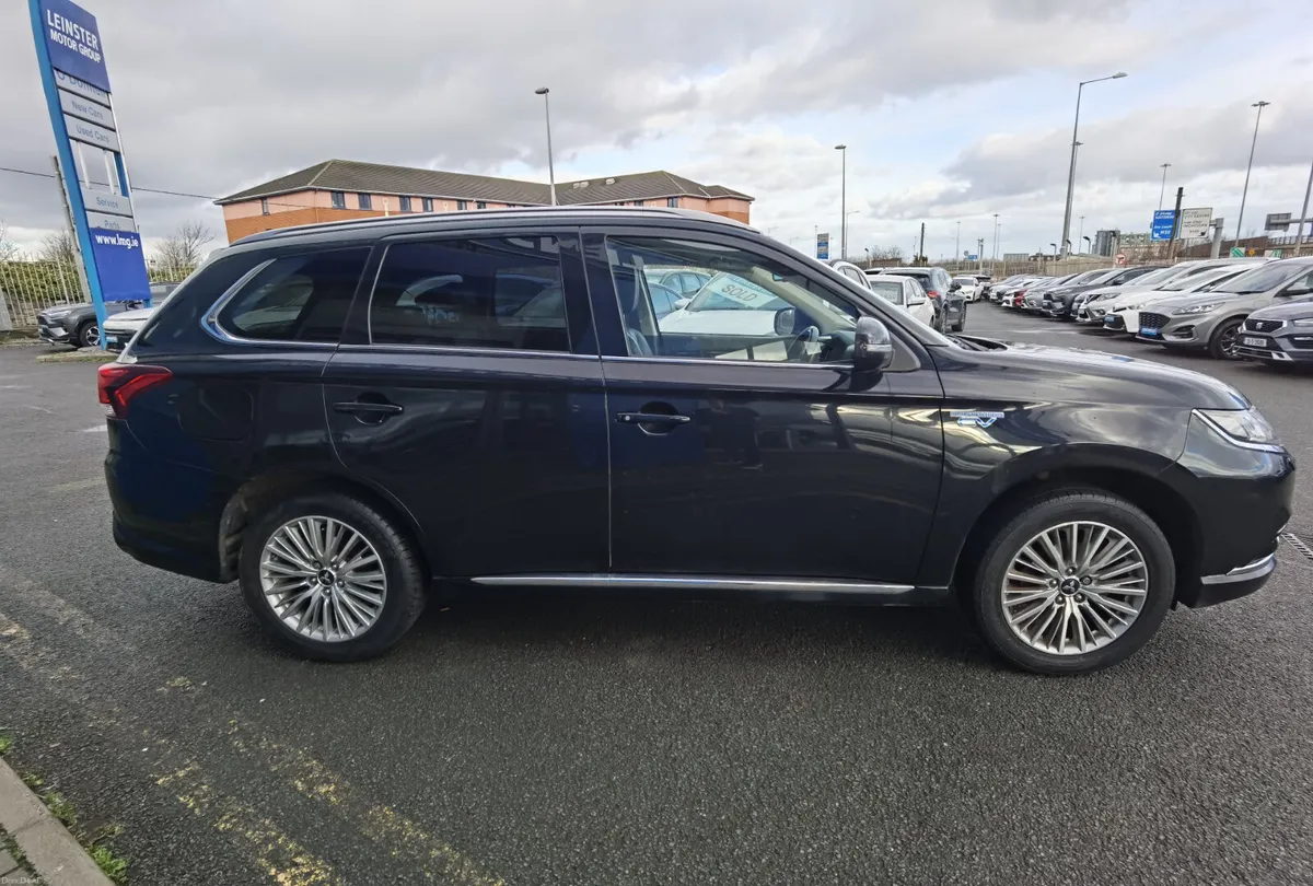 MITSUBISHI OUTLANDER 2.0 4H AUTOMATIC PHEV - Image 4