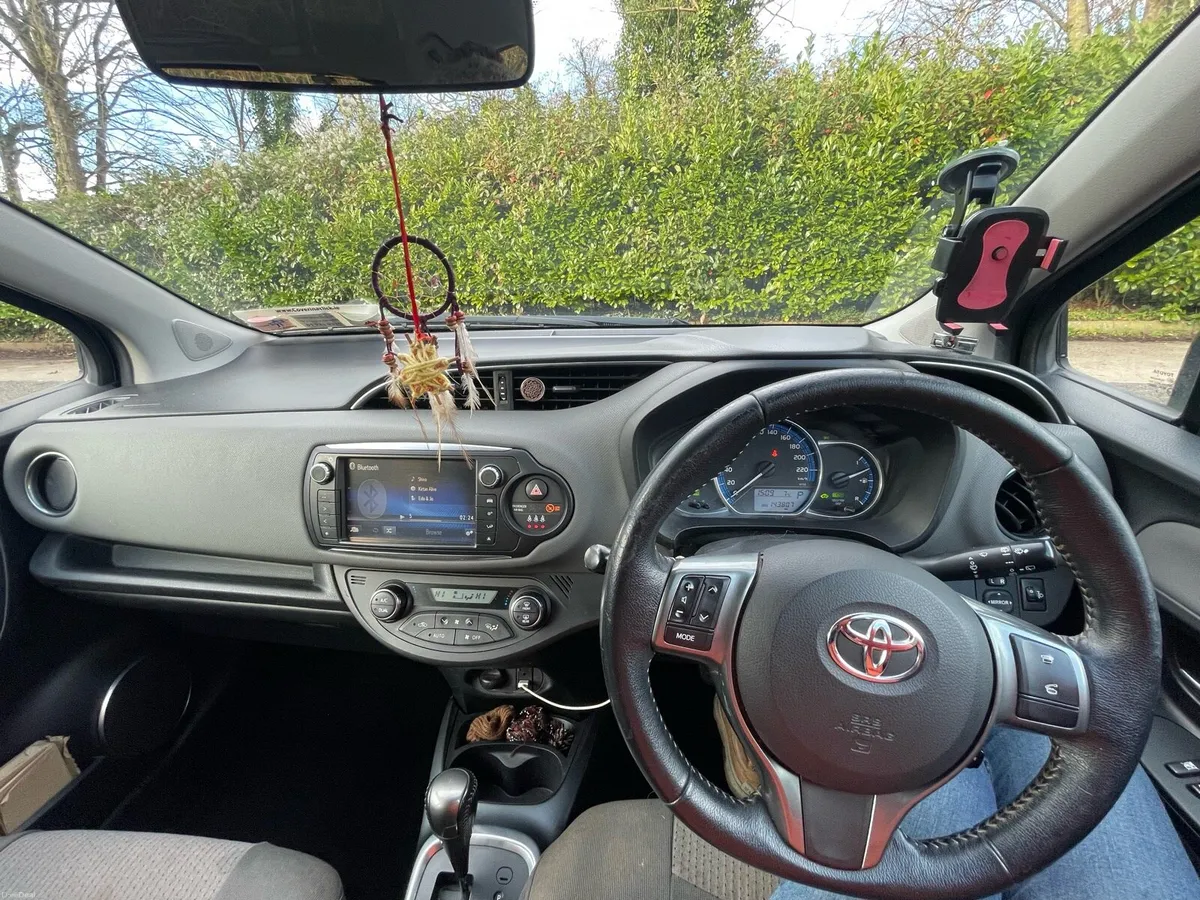 2016 Toyota Yaris Hybrid - Image 3