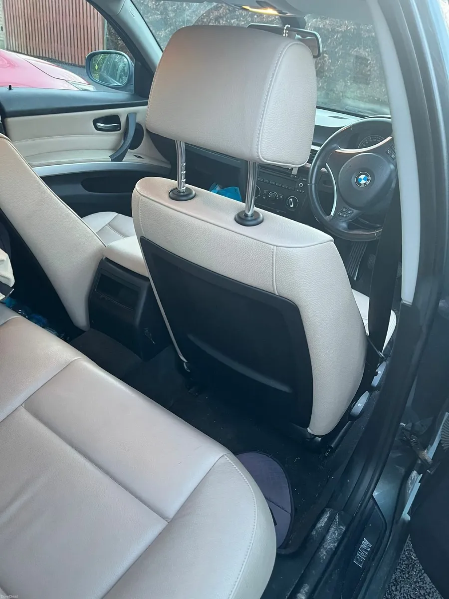 BMW 3-Series 2011 - Image 3