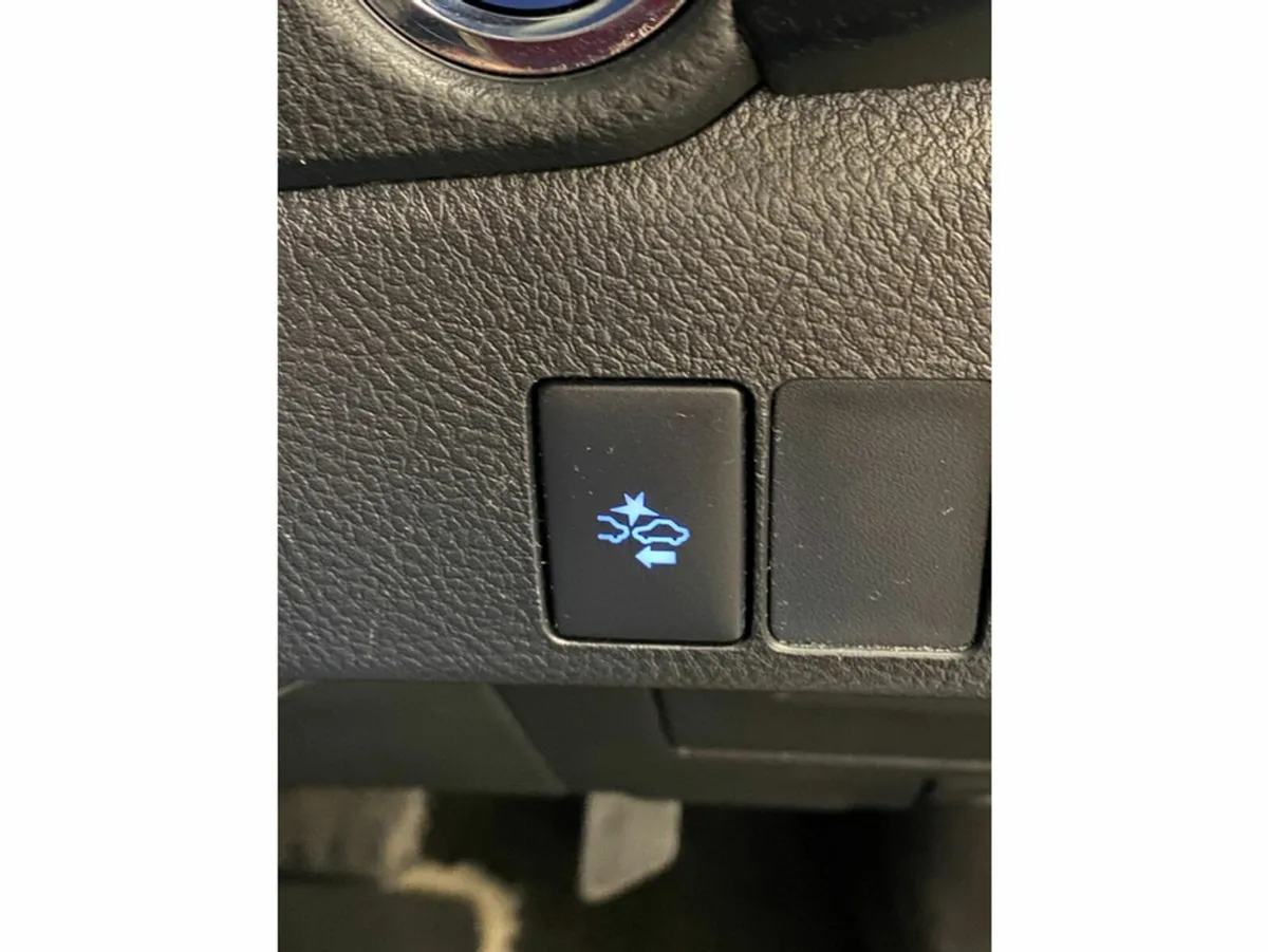 Toyota Auris HYBRID LUNA SPORT@ WALTONS GARAGE RAN - Image 4