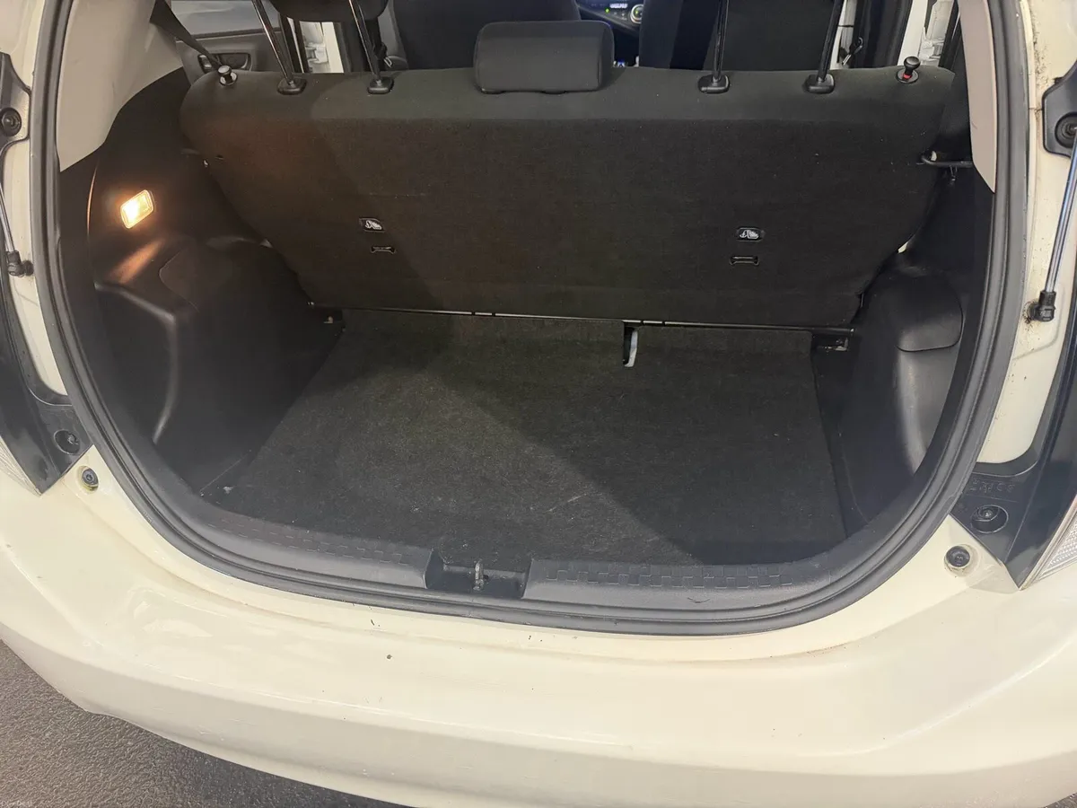 TOYOTA AQUA HYBRID - Image 4