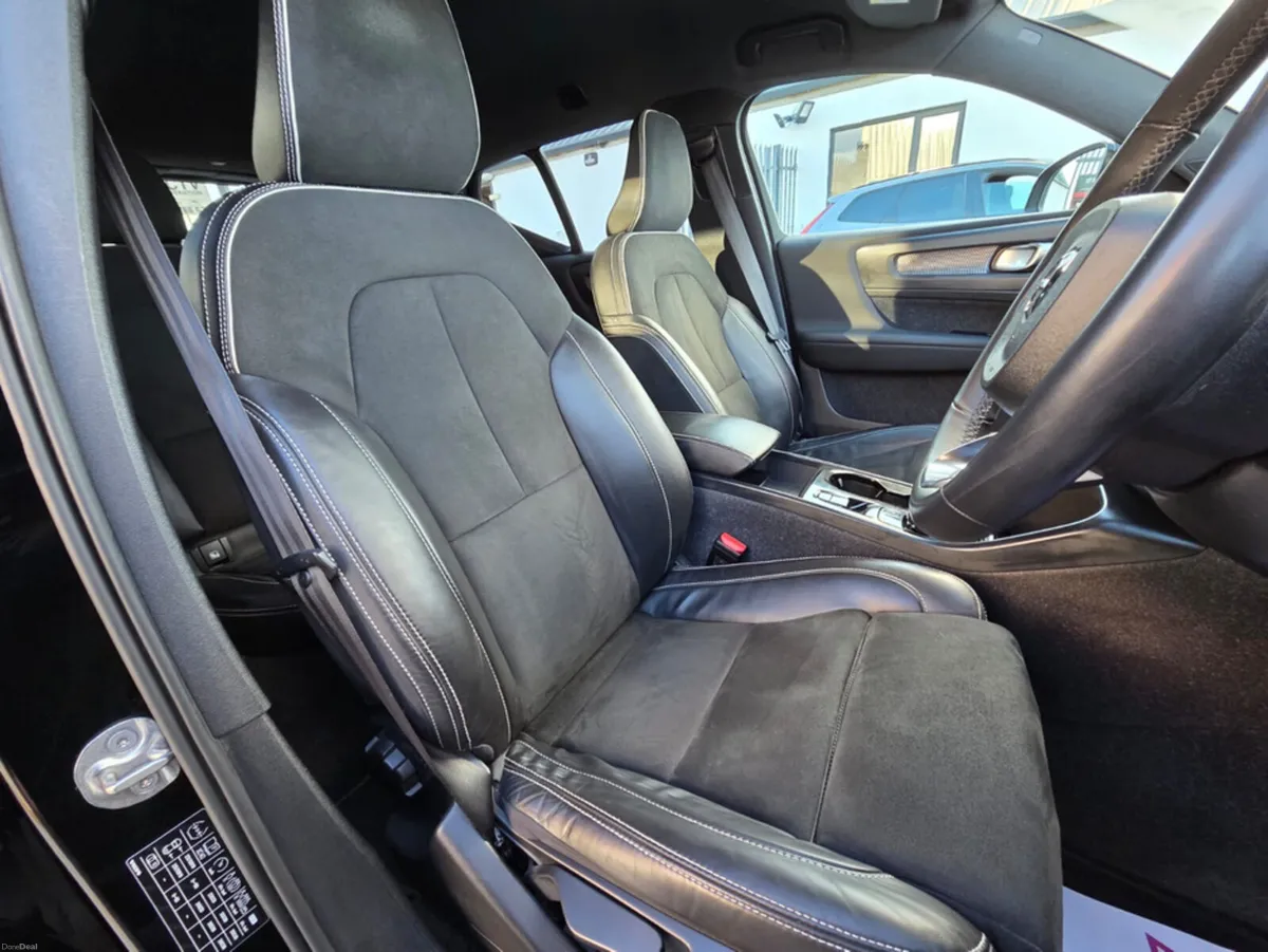 Volvo XC40 R-DESIGN T4 RECHARGE - Image 2