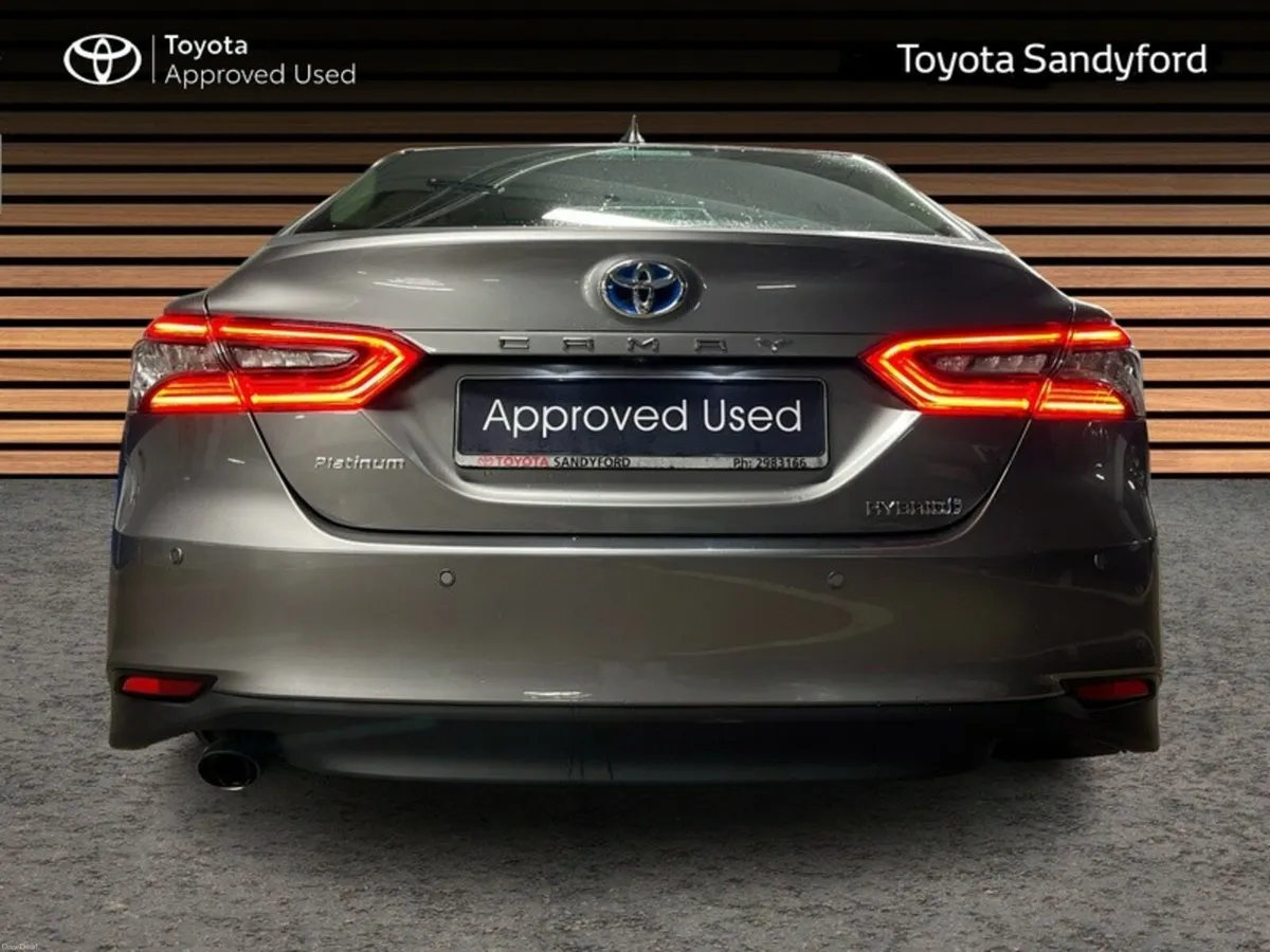 Toyota Camry HYBRID PLATINUM AUTO // FULL LEATHER - Image 4