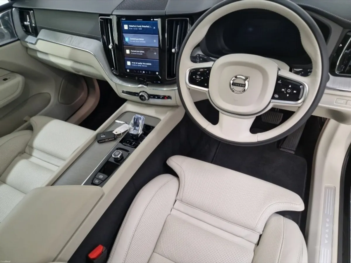 Volvo XC60 T6 PHEV Ultra Bright AWD - Image 4