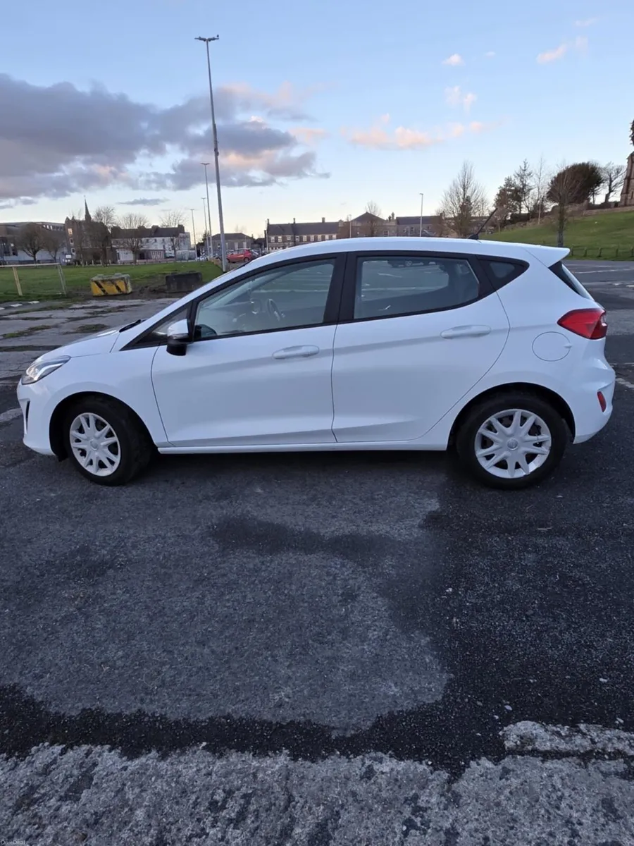 Ford Fiesta 2018 White - Image 3