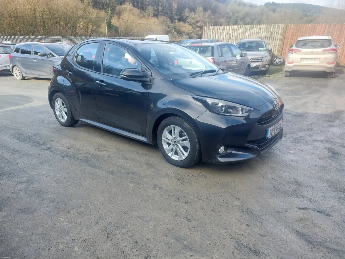 Toyota Yaris 2023 - Image 2
