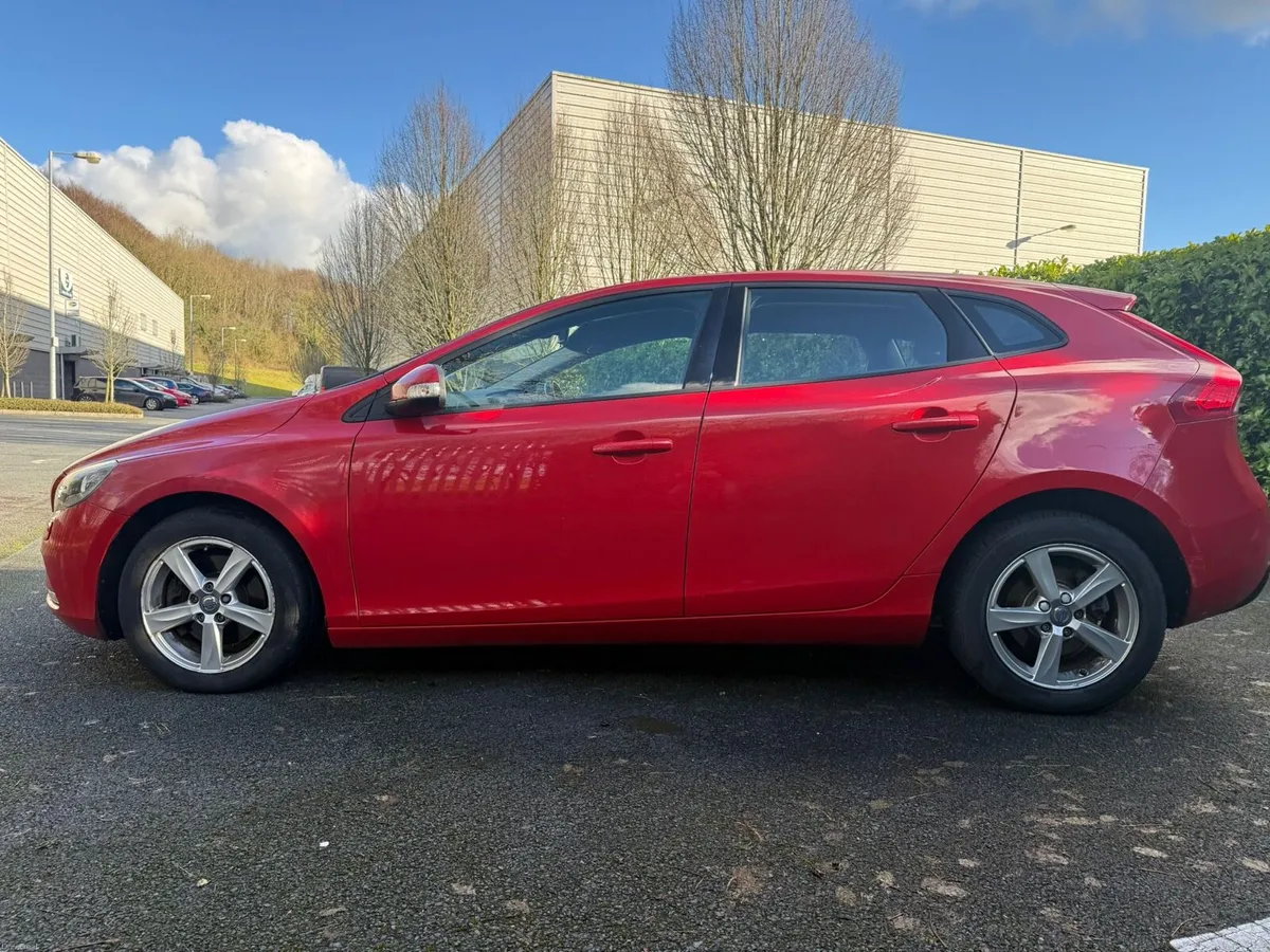Volvo V40 2.0 D2 - Image 2