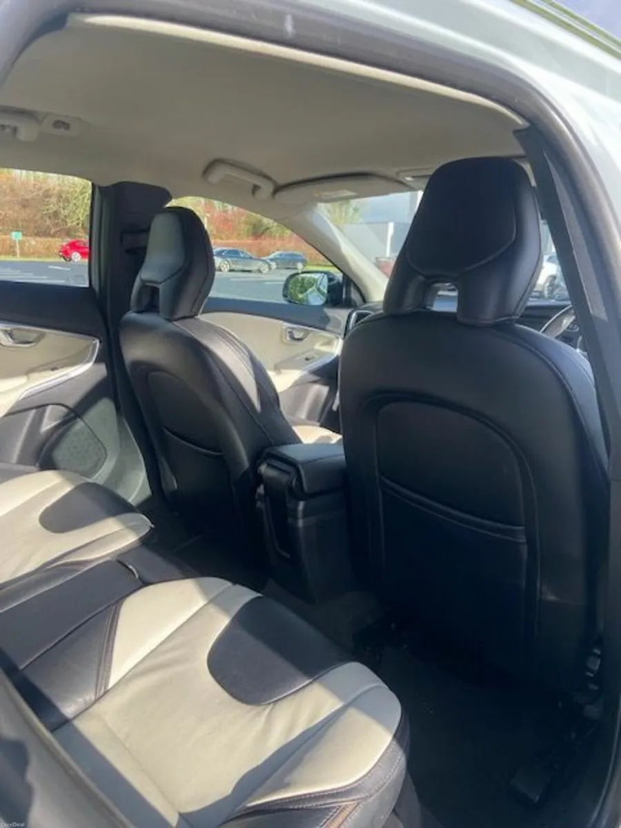 (142) Volvo V40 1.6 D2 CROSS COUNTRY NCT APRIL 27 - Image 2