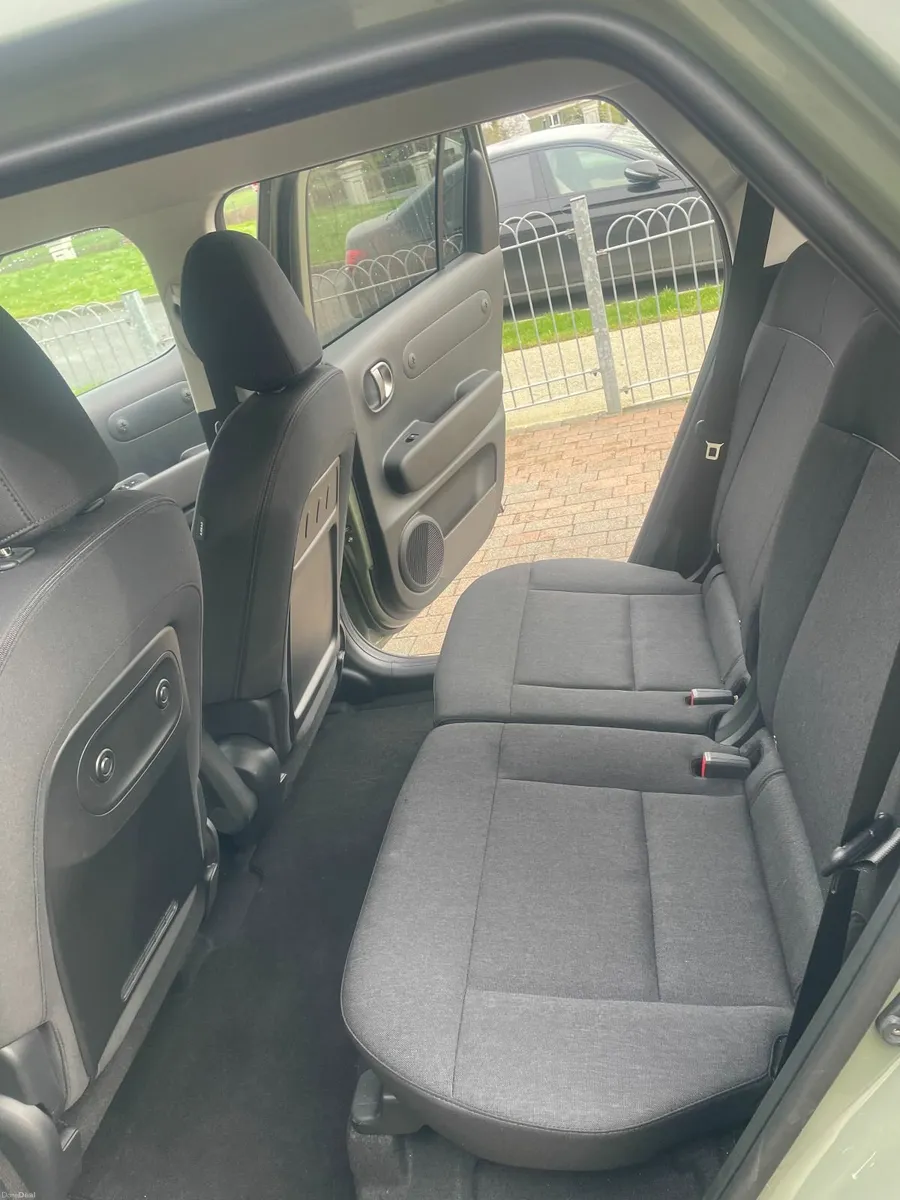 2025 HYUNDAI INSTER ELEGANCE ( IN MINT CONDITION ) - Image 4