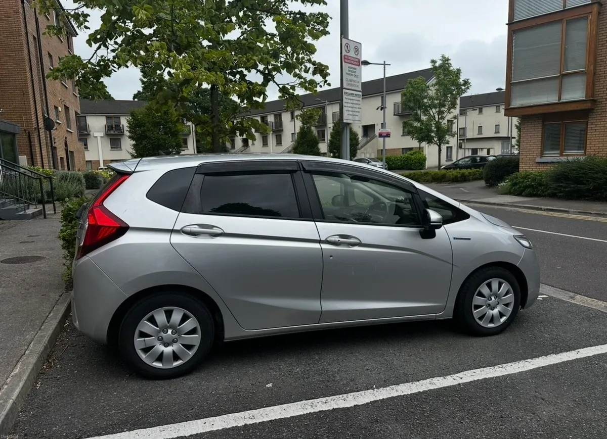 Honda Fit Hybrid 2016 automatic - Image 3