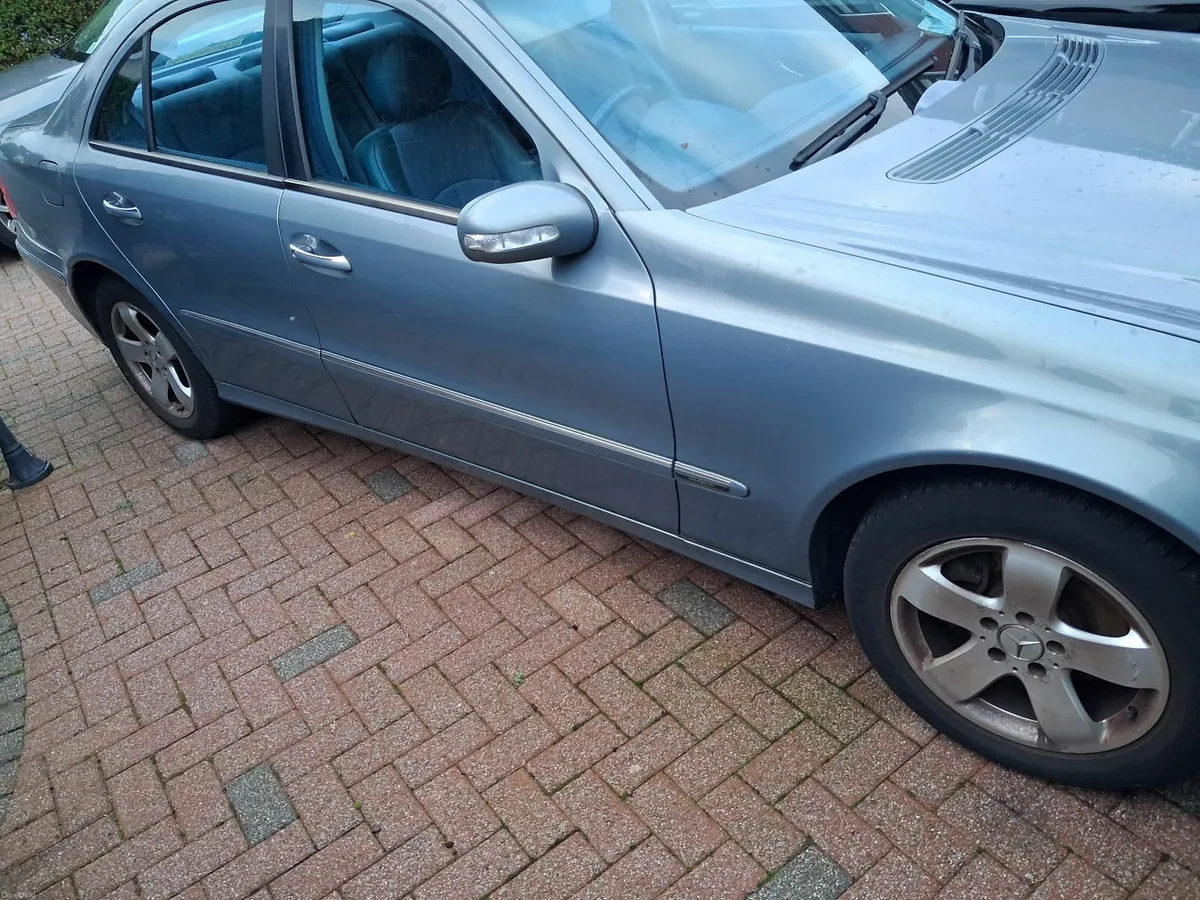 Mercedes-Benz E-Class 2004 - Image 2