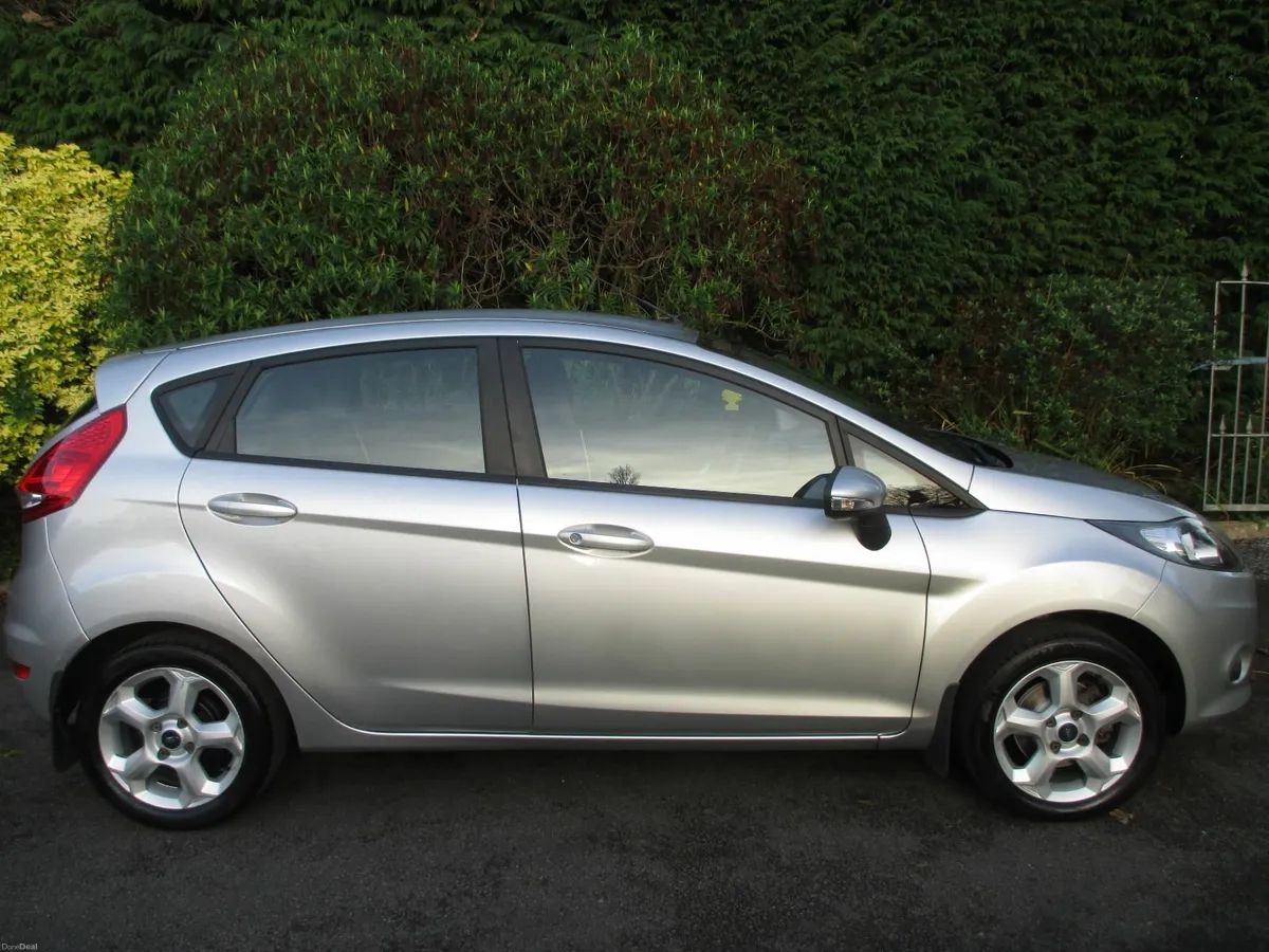 Ford Fiesta 2011 - Image 2