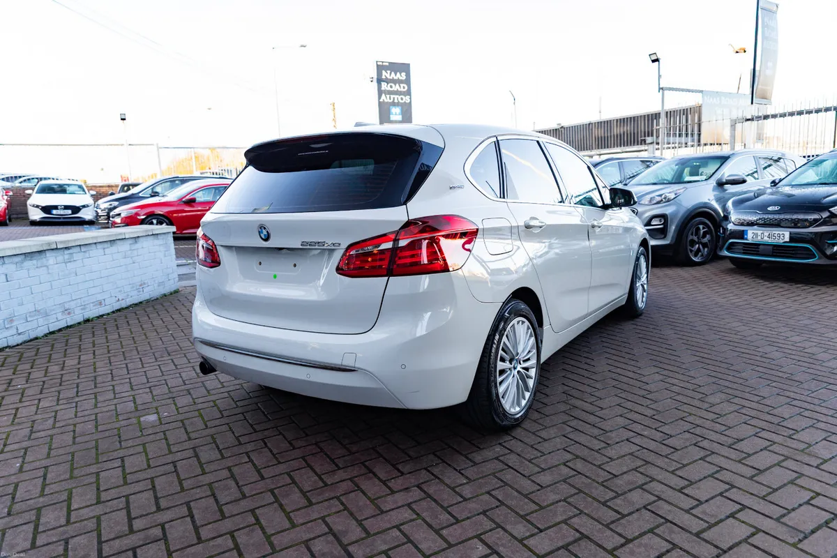 225XE HYBRID ESTATE 5DR AUTOMATIC - Image 3