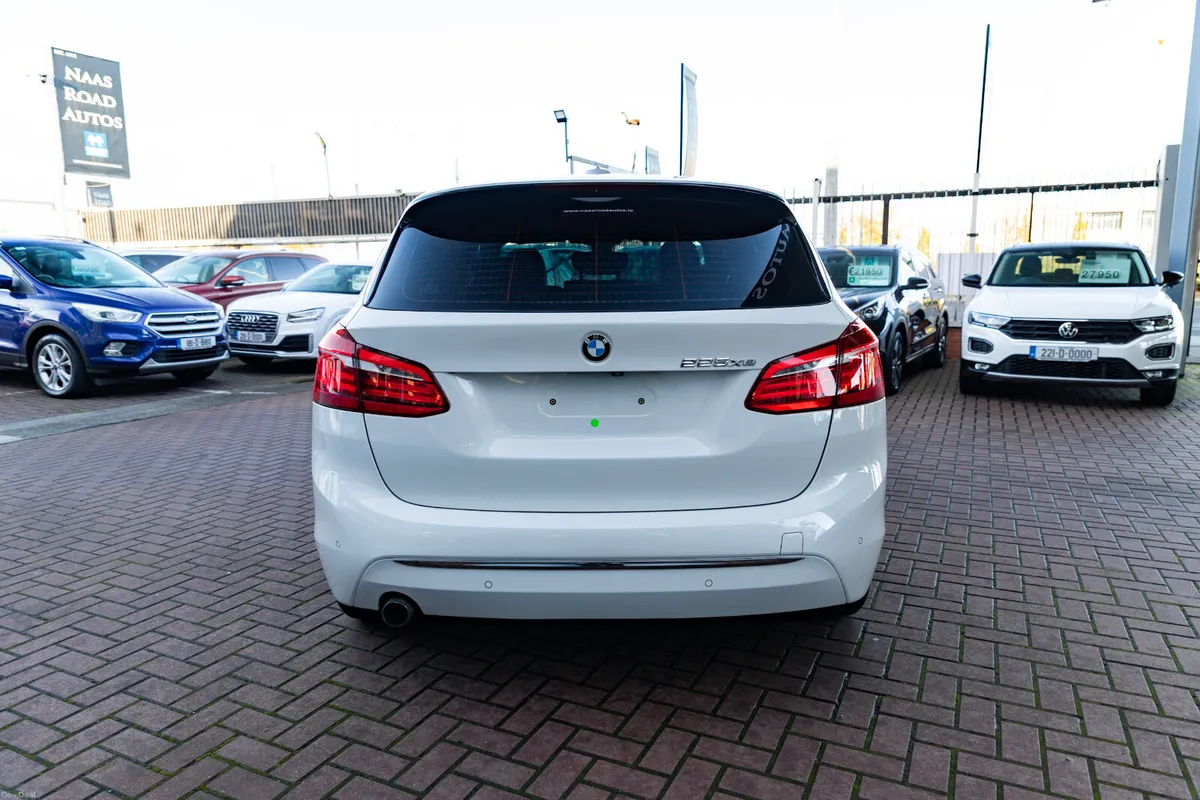 225XE HYBRID ESTATE 5DR AUTOMATIC - Image 4