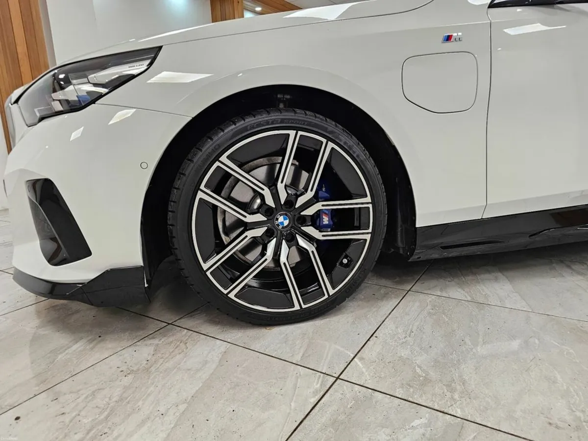 BMW 5-Series TECHNOLOGY PLUS PACKAGE - Image 4