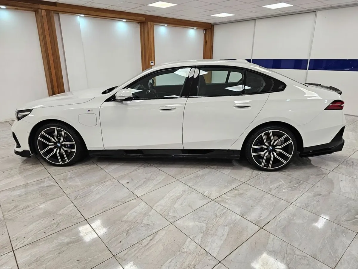BMW 5-Series TECHNOLOGY PLUS PACKAGE - Image 4