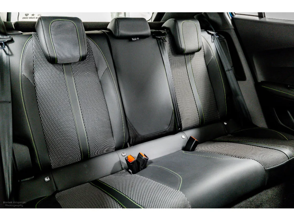 Peugeot 2008 E-GT 50kWh 136HP - Black Roof - Image 4