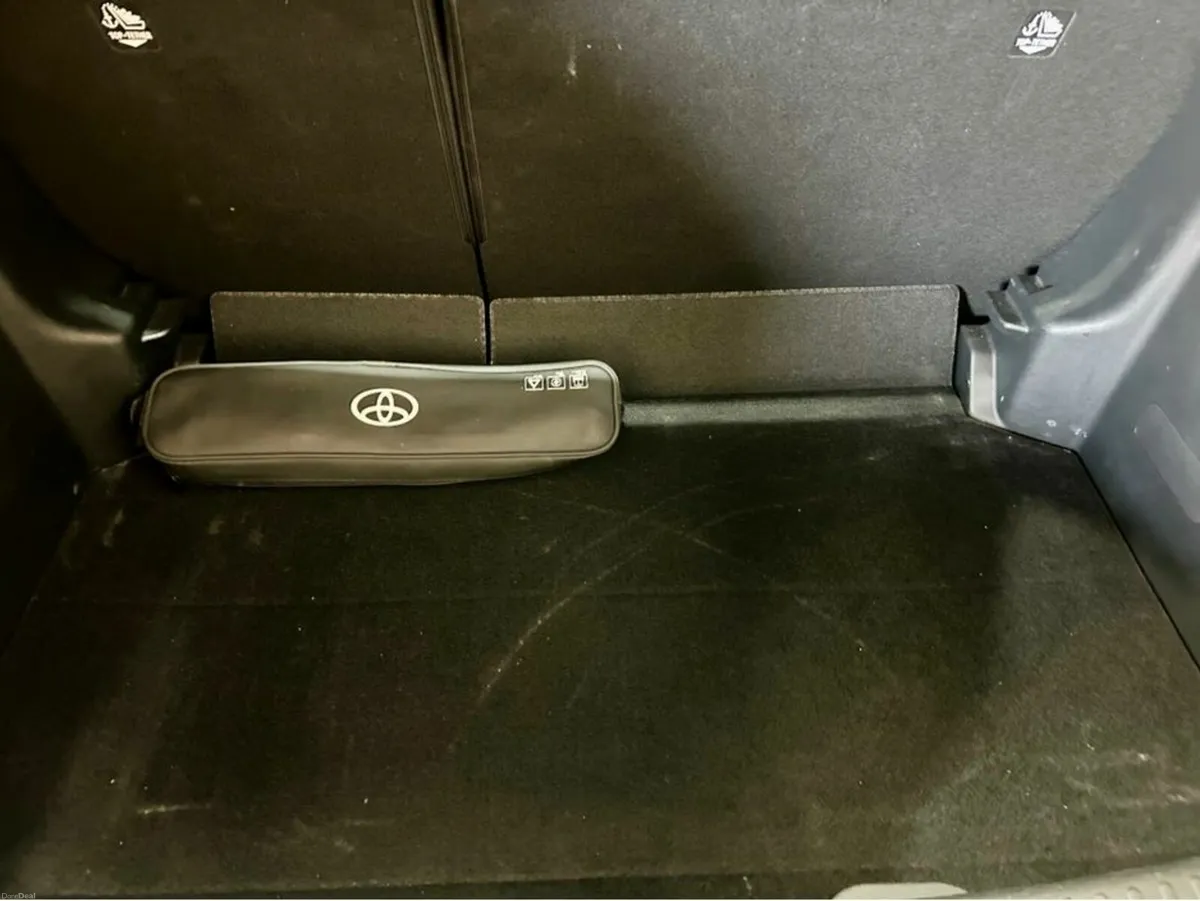 Toyota Yaris 1.5 HYBRID LUNA 4DR AUTO - Image 2