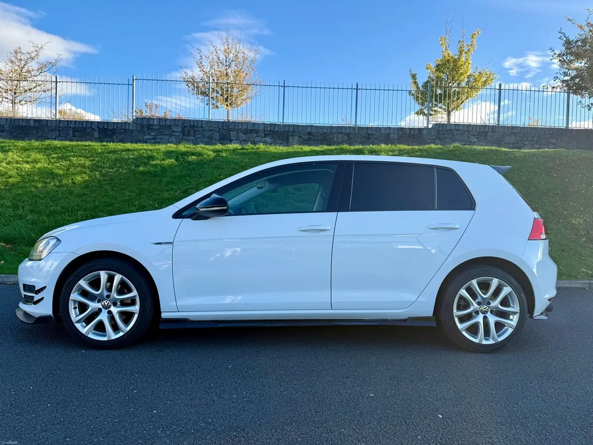 2014 AUTOMATIC VW GOLF HIGHLINE LOW KM - Image 4