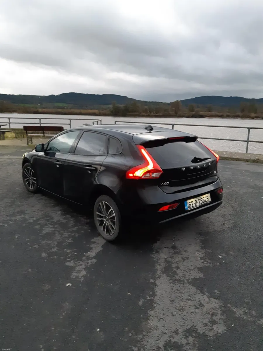 162 Volvo V40 2L - Image 2