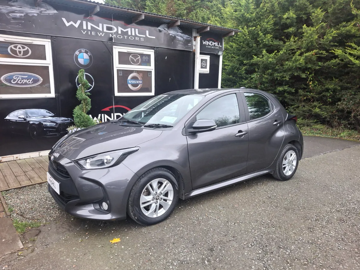 TOYOTA YARIS 1.5 HYBRID LUNA 4DR - Image 2