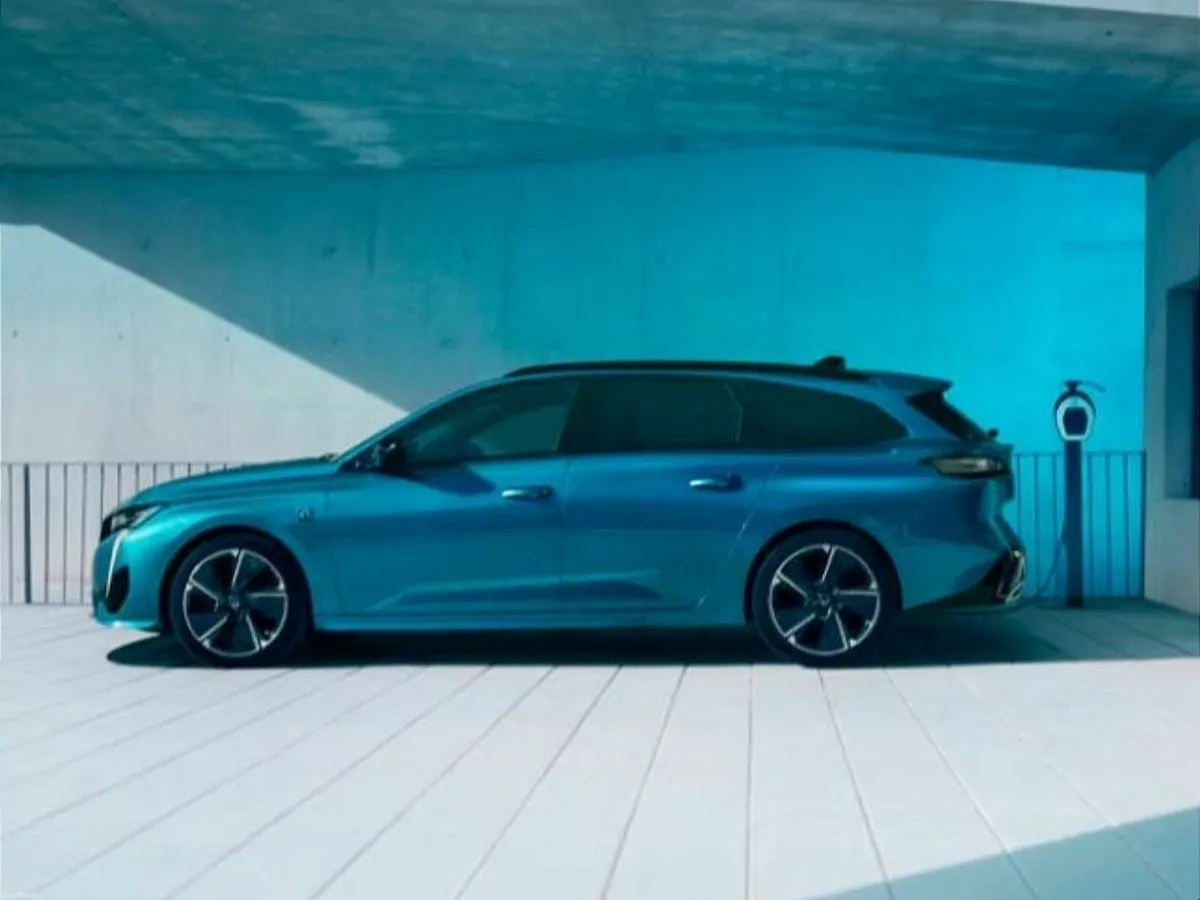 Peugeot 308 Allure Hybrid 145bhp *ORDER YOUR 261 T - Image 2