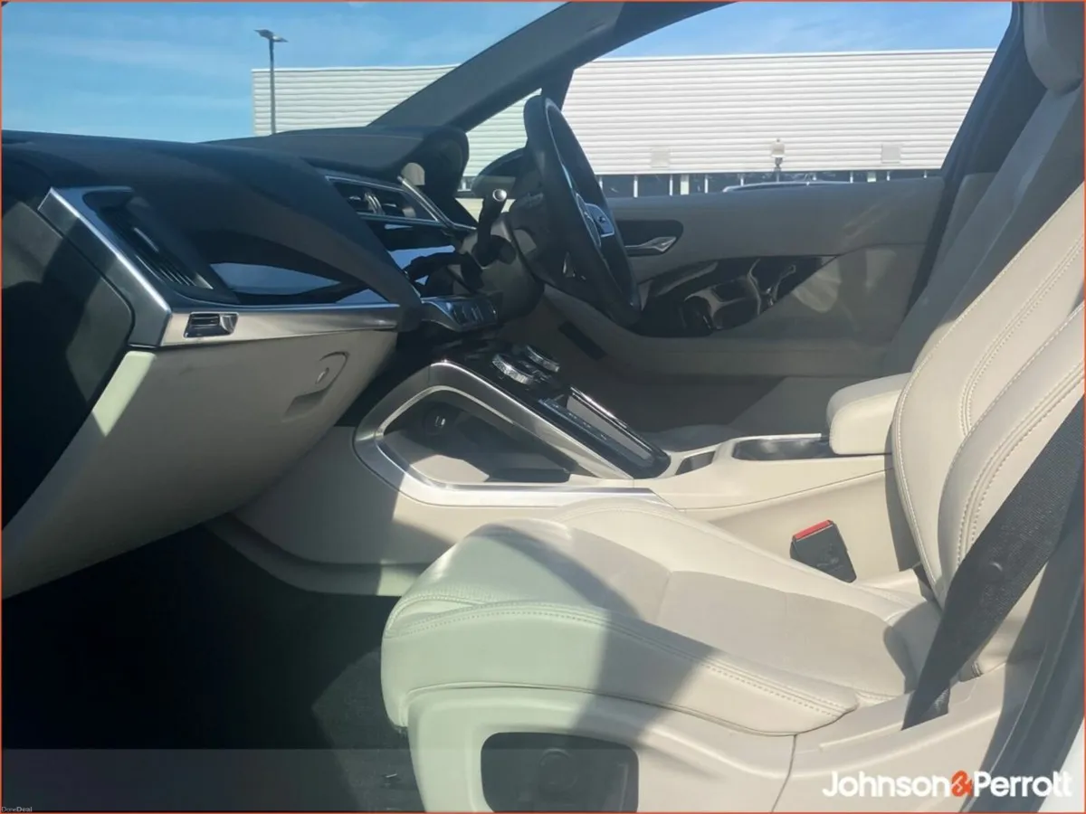 Jaguar I-Pace EV400 90 kWh Black Edition AWD - Image 4
