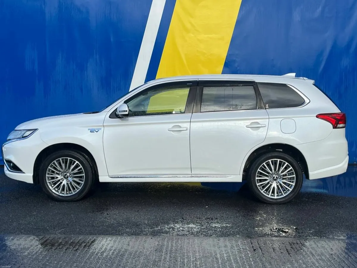 Mitsubishi Outlander 4WD 2.0 PLUG-IN HYBRID AUTO / - Image 3